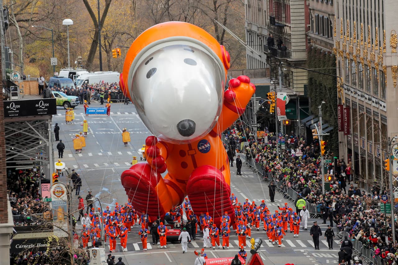 La novedad de este año: un Snoopy astronauta que regresa como una nueva versión de uno de los globos favoritos. Voló saludando a la multitud. Los expertos advirtieron que, si el viento sopla a más de 23 millas por hora, los globos deberán 'caminar' por las calles en lugar de volar.