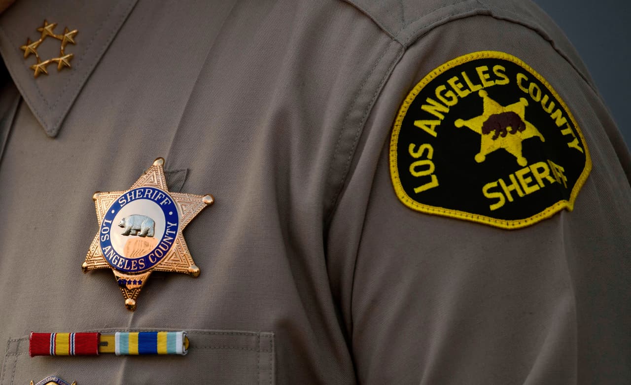 Supervisores de Los Ángeles aprueban incluir medida electoral que permitiría la destitución del alguacil