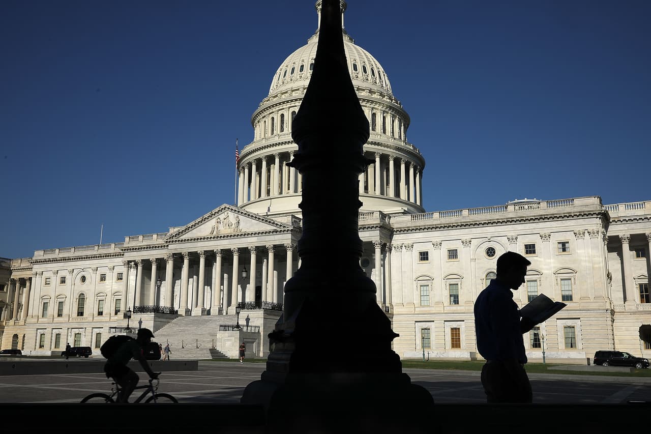 Además de bases militares, los abogados de inmigración añaden a esta lista las cortes federales, aunque advierten que es importante que asistan si están llevando algún proceso, también las cárceles federales, centros de detención de ICE, oficinas del FBI. "Muchas veces los jefes envían a trabajadores como albañiles, plomeros, electricistas que están en situación de irregularidad a estos lugares sin advertiles el riesgo que corren", explica Jaime Barron.