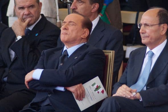 En 2011, el primer ministro Silvio Berlusconi se tomaba una siesta pese a que estaba sentado junto al presidente del Senado italiano, Renato Schifani.
