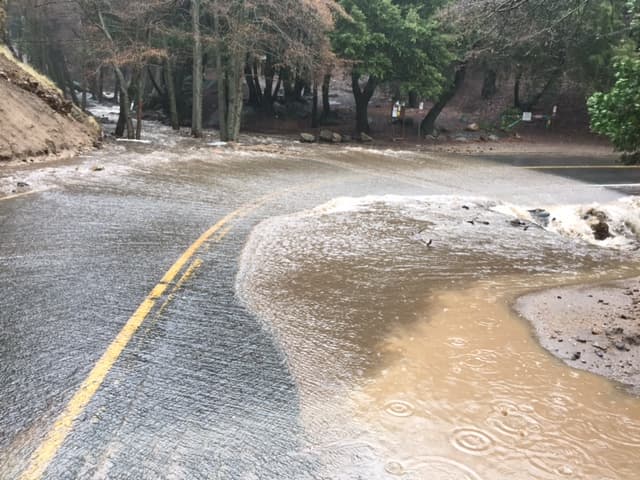 Deslaves y cierres de carreteras en Kern