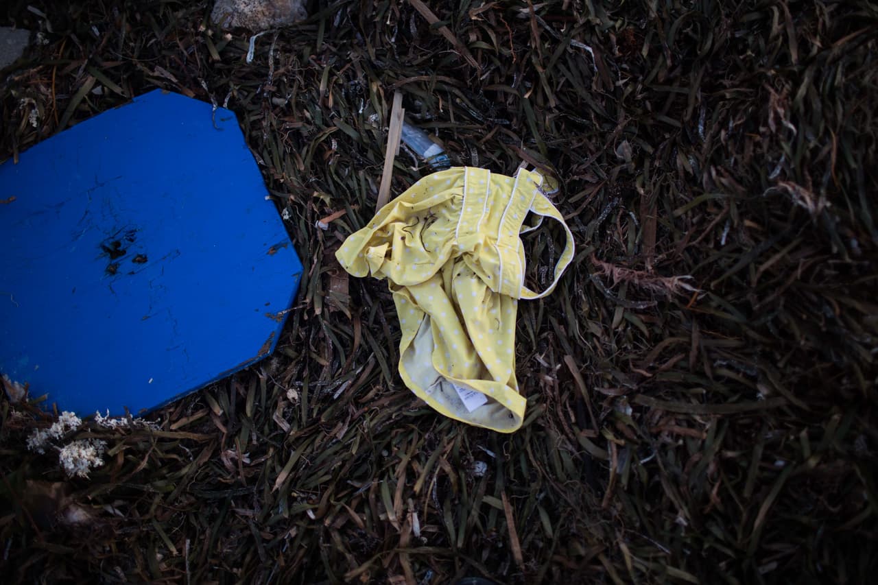 Un vestido de niña pequeña entre escombros en una comunidad de tráilers. Almudena Toral/Univision Digital