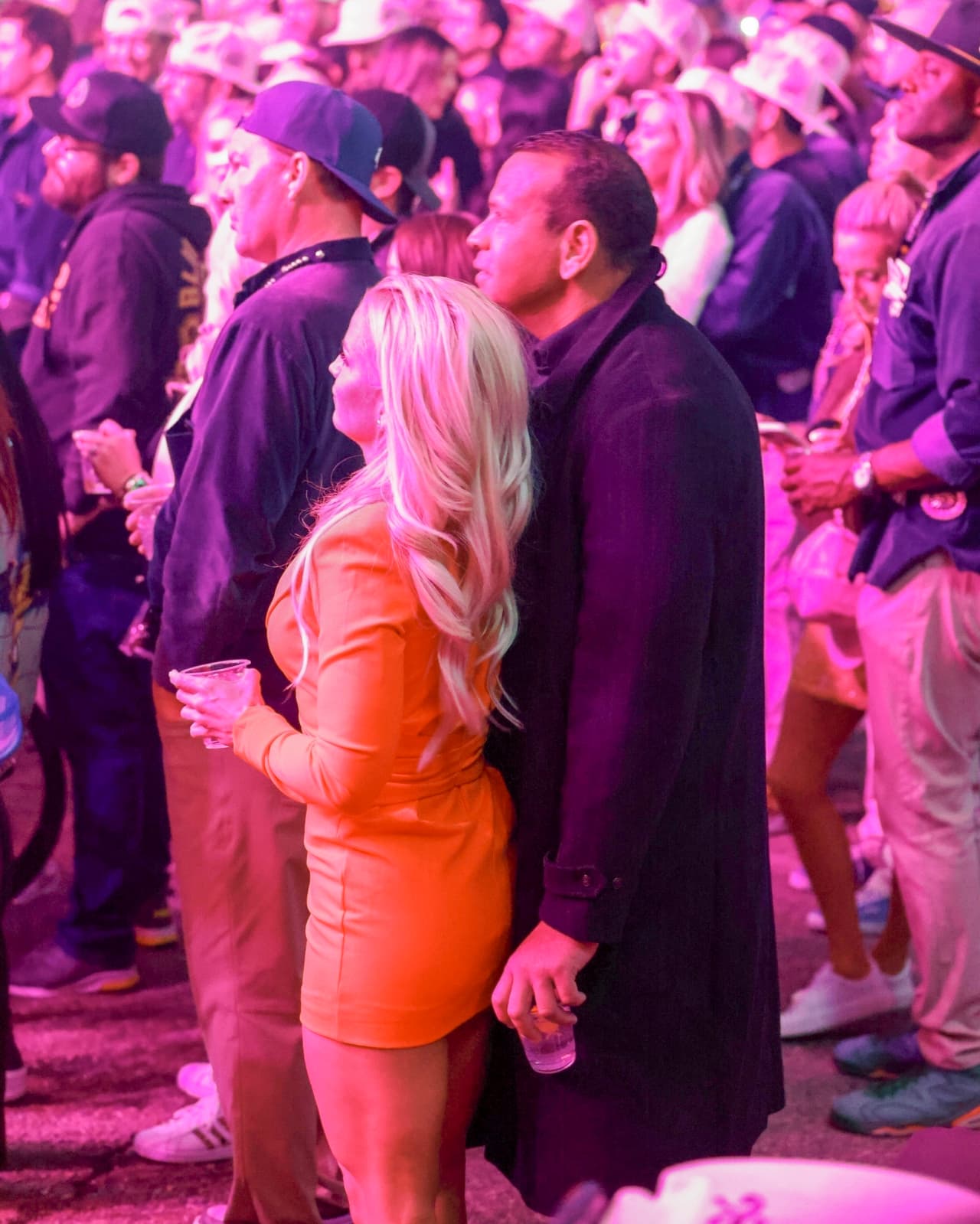 Para esta ocasión, Jaclyn Cordeiro mostró su torneada figura en una mini vestido color naranja de manga larga y escote pronunciado.