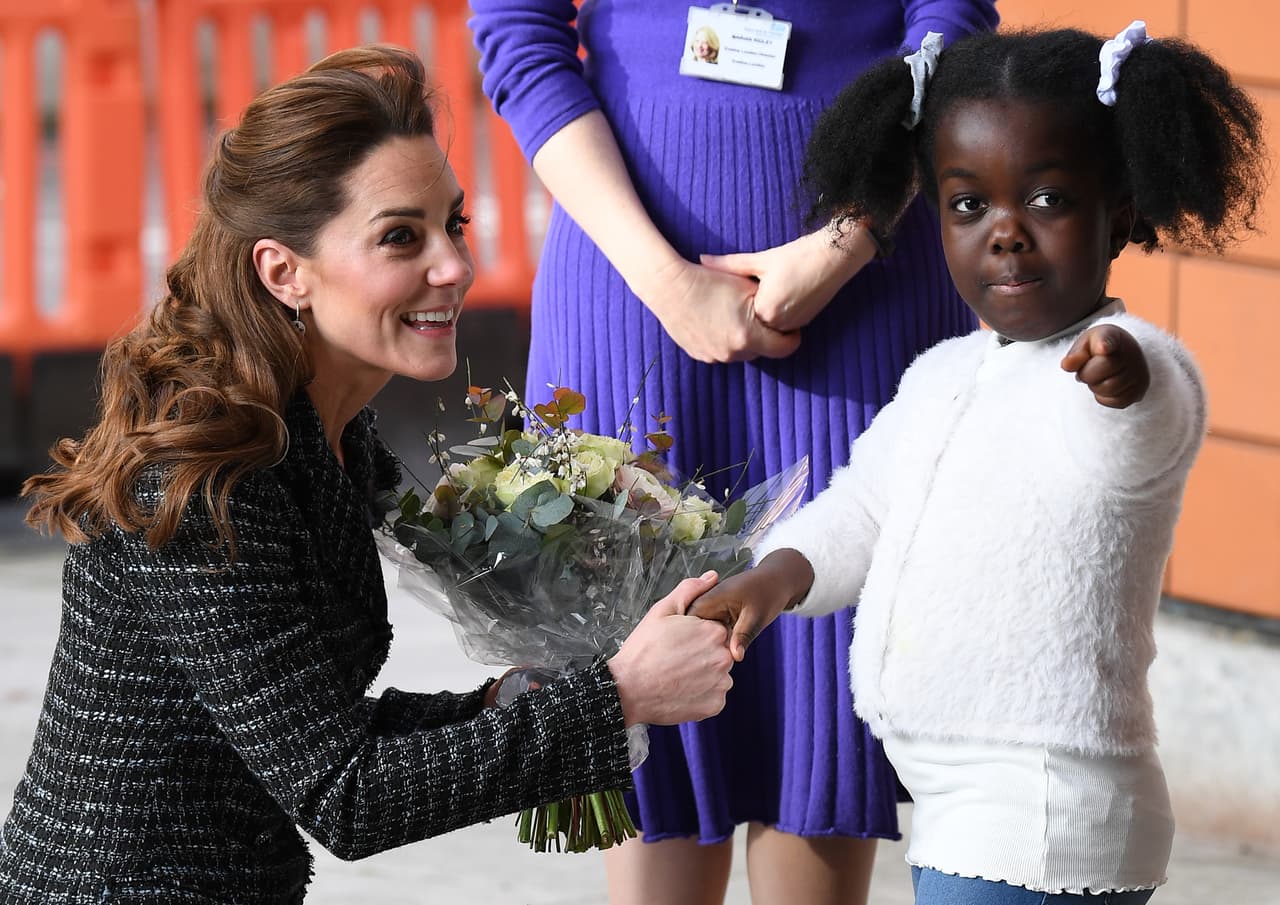 Middleton fue recibida con un ramillete de flores de parte de 
<b>la paciente Anna Victoria Amoafa-Sennie</b>, una pequeña de nueve años que padece acondroplasia, una forma de enanismo.