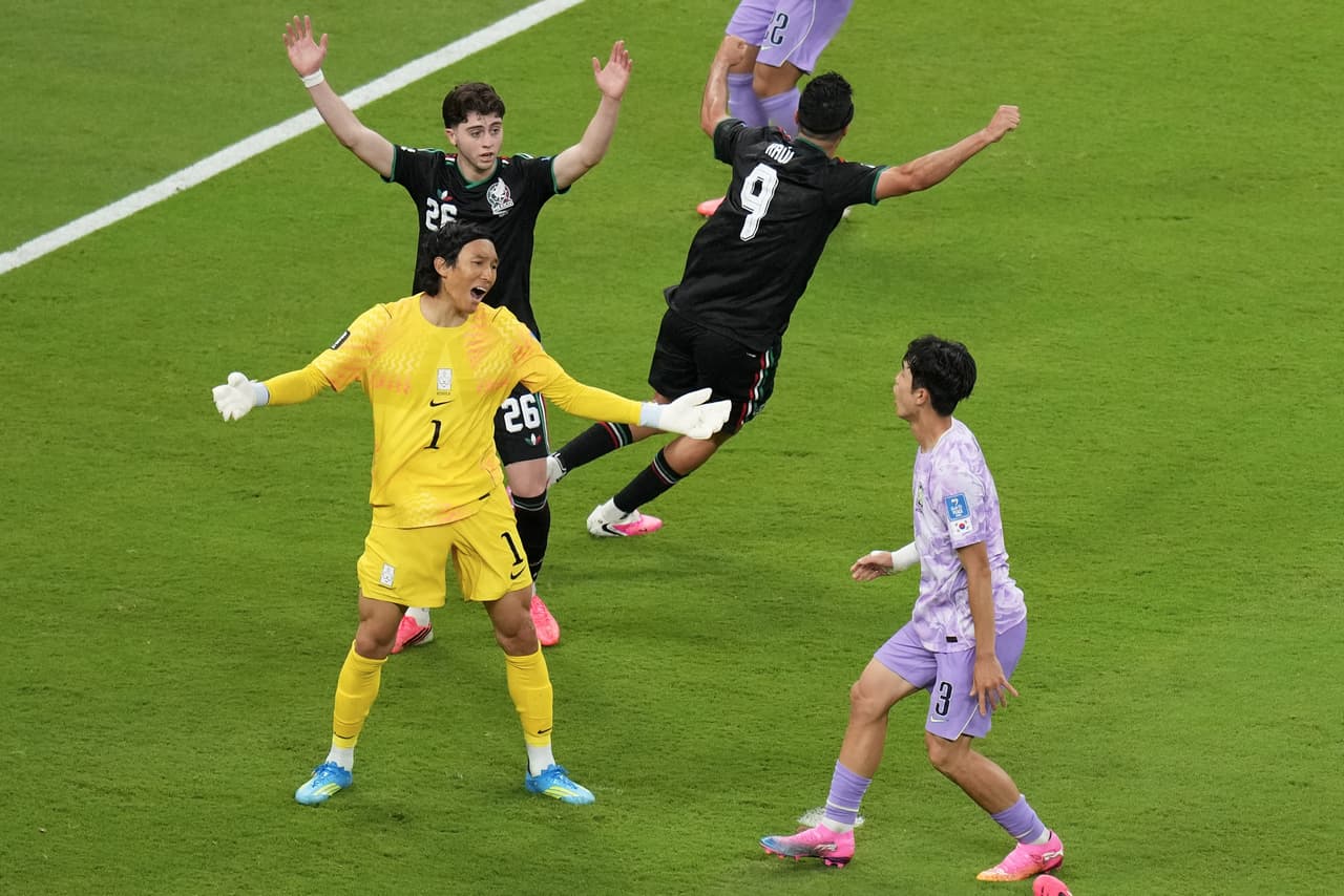 El portero de Corea del Sur, Kim Seung-gyu (1), y Lee Gi-hyeok (3) reaccionan después de que el mexicano Luis Romo —que no aparece en la imagen— marcara el primer gol durante el partido de fútbol del Grupo A de la Copa del Mundo entre México y Corea del Sur en Zapopan.