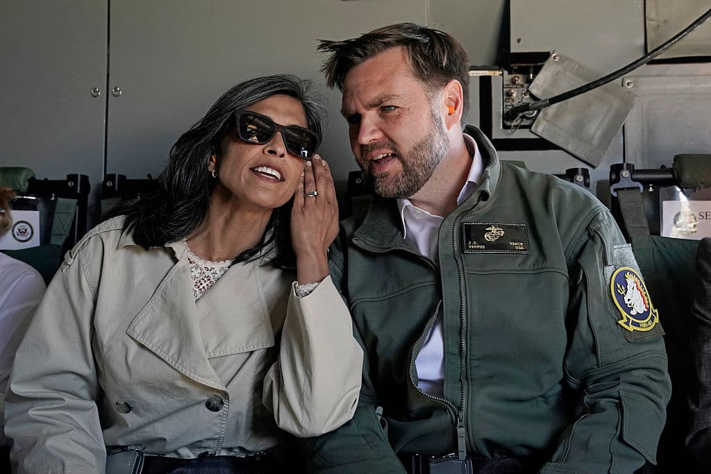 Es poco común que la abogada Usha Vance, en esta foto de archivo junto a su esposo JD Vance, salga a un evento público sin su anillo de matrimonio.