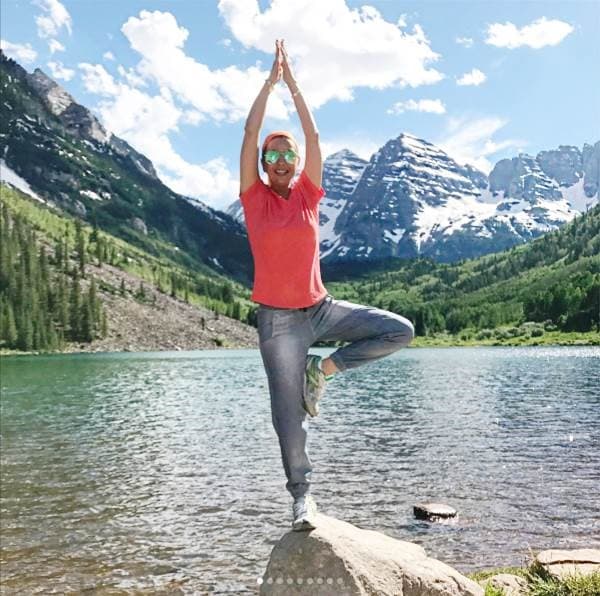 Obviamente nada de esto es casualidad, pues la interprete de "Como tu no hay dos" es una aficionada al deporte, la meditación y la buena alimentación.