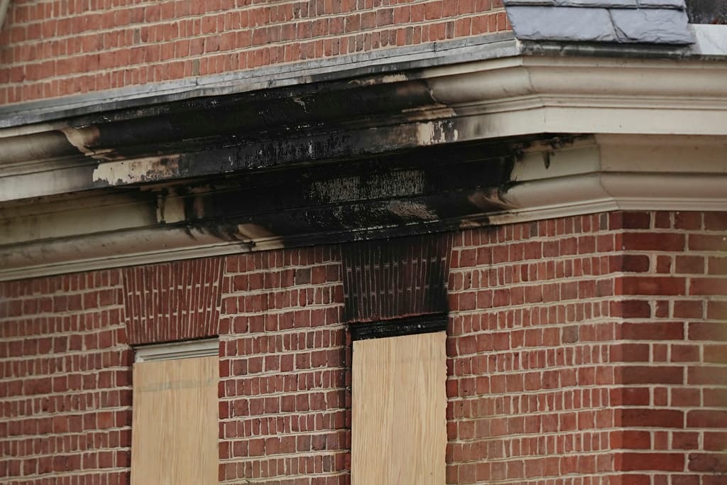 Los ladrillos alrededor también quedaron ennegrecidos. A pesar de los daños, no hubo muertes que lamentar.