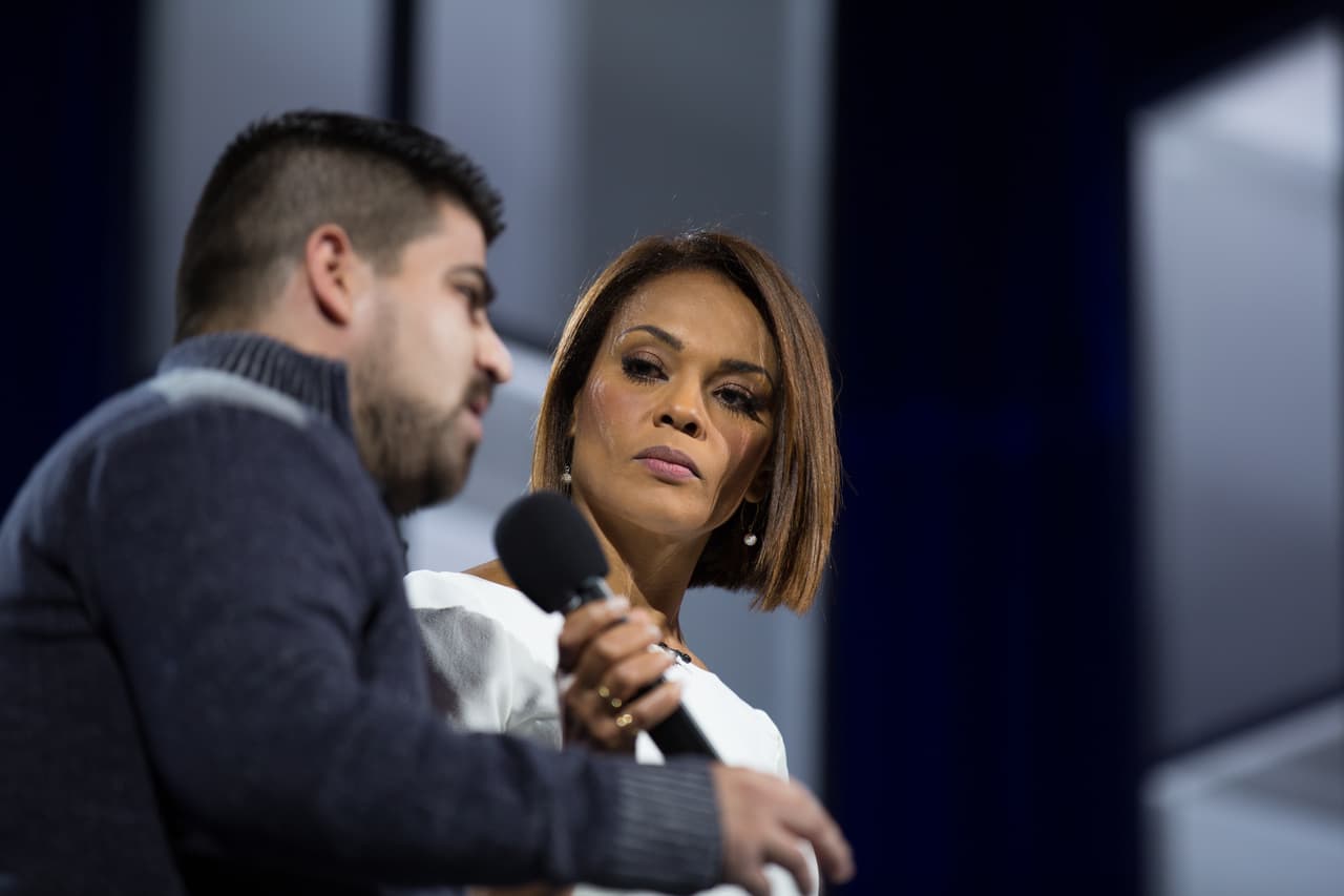 Osvaldo Osuna, uno de los invitados a preguntar en el foro, preguntó sobre el futuro de los ‘Dreamers’. "Hay algunas cosas que un presidente puede hacer con órdenes ejecutivas. Como presidente yo voy a deshacer toda maldita cosa que haya hecho Trump por orden ejecutiva. Por orden ejecutiva podemos restablecer un estatus legal para 1,8 millones de jóvenes y sus padres", dijo Sanders.