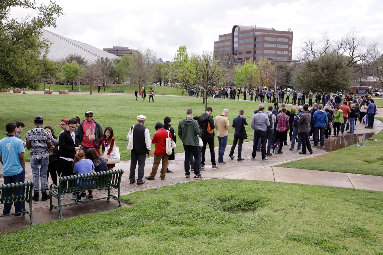 Cientos de personas esperaban en línea previo al panel interactivo del festival South by Southwest en el que se presentaría el presidente acompañado del editor en jefe del diario Texas Tribune, Evan Smith.