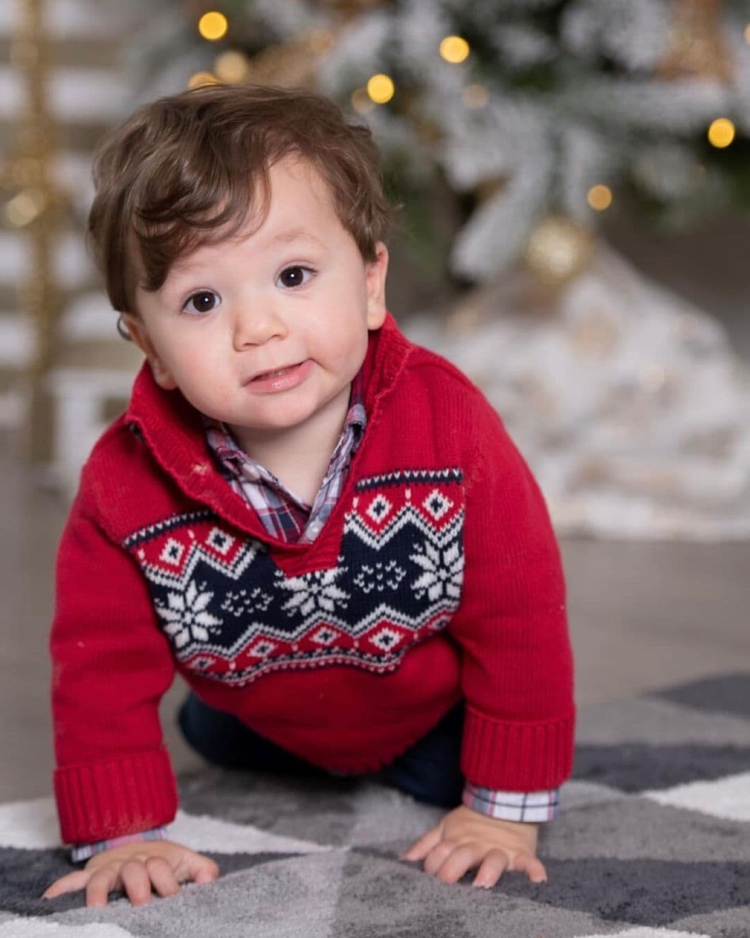 'Dieguito', quien en octubre cumplió su primer año de edad, está listo para abrir sus regalos de Navidad y así de lindo lució en la fotografía que compartió Andrea Chediak en su cuenta de Instagram.