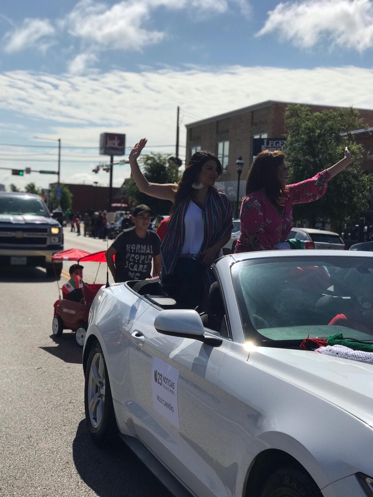 Parte del grupo de Univisión 23 saluda a la muchedumbre que se encontraba a la orilla de las calle.