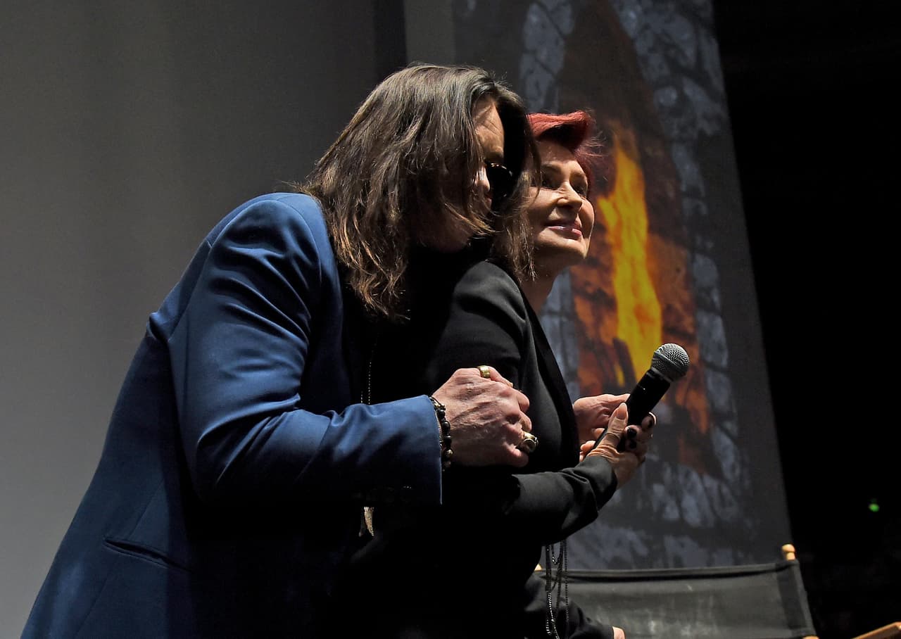 Pero Ozzy insistía en abrazarla por detrás y ella se notaba visiblemente incómoda.