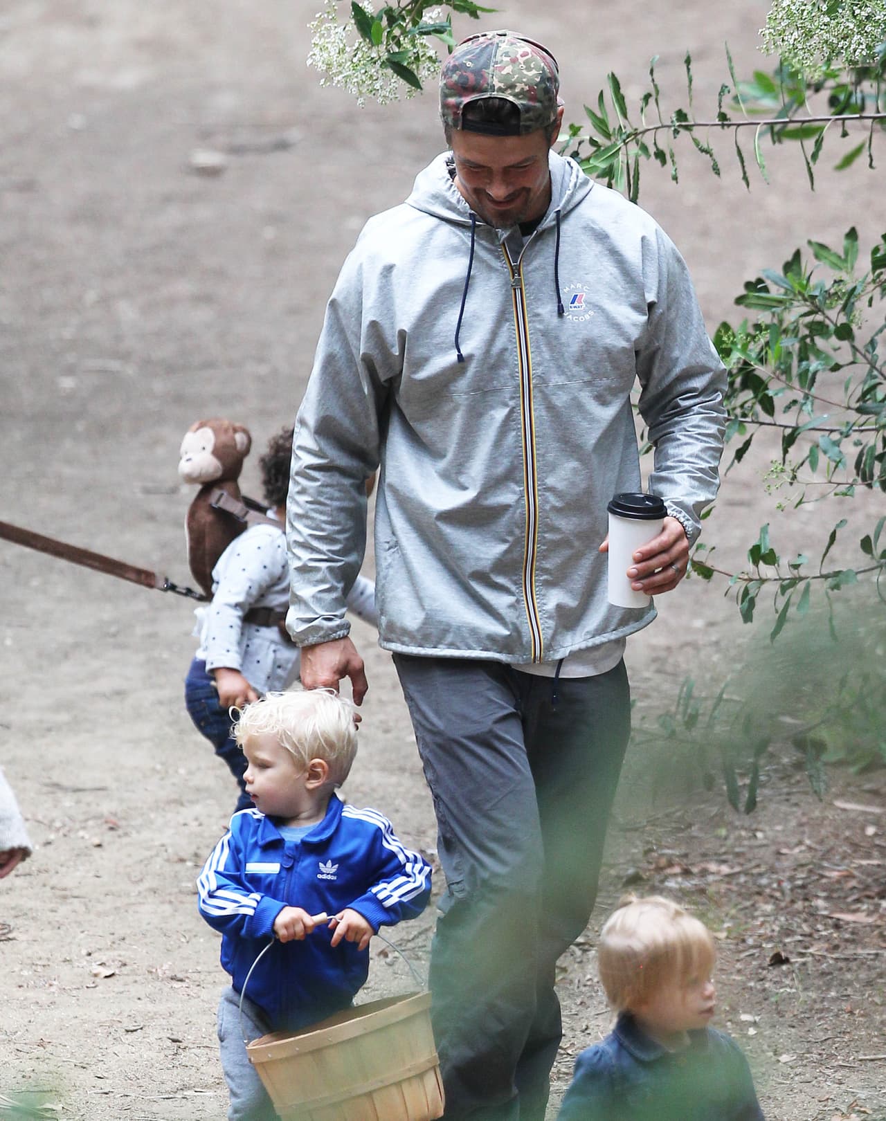 El actor llevó a su pequeño a vagar al jardín.