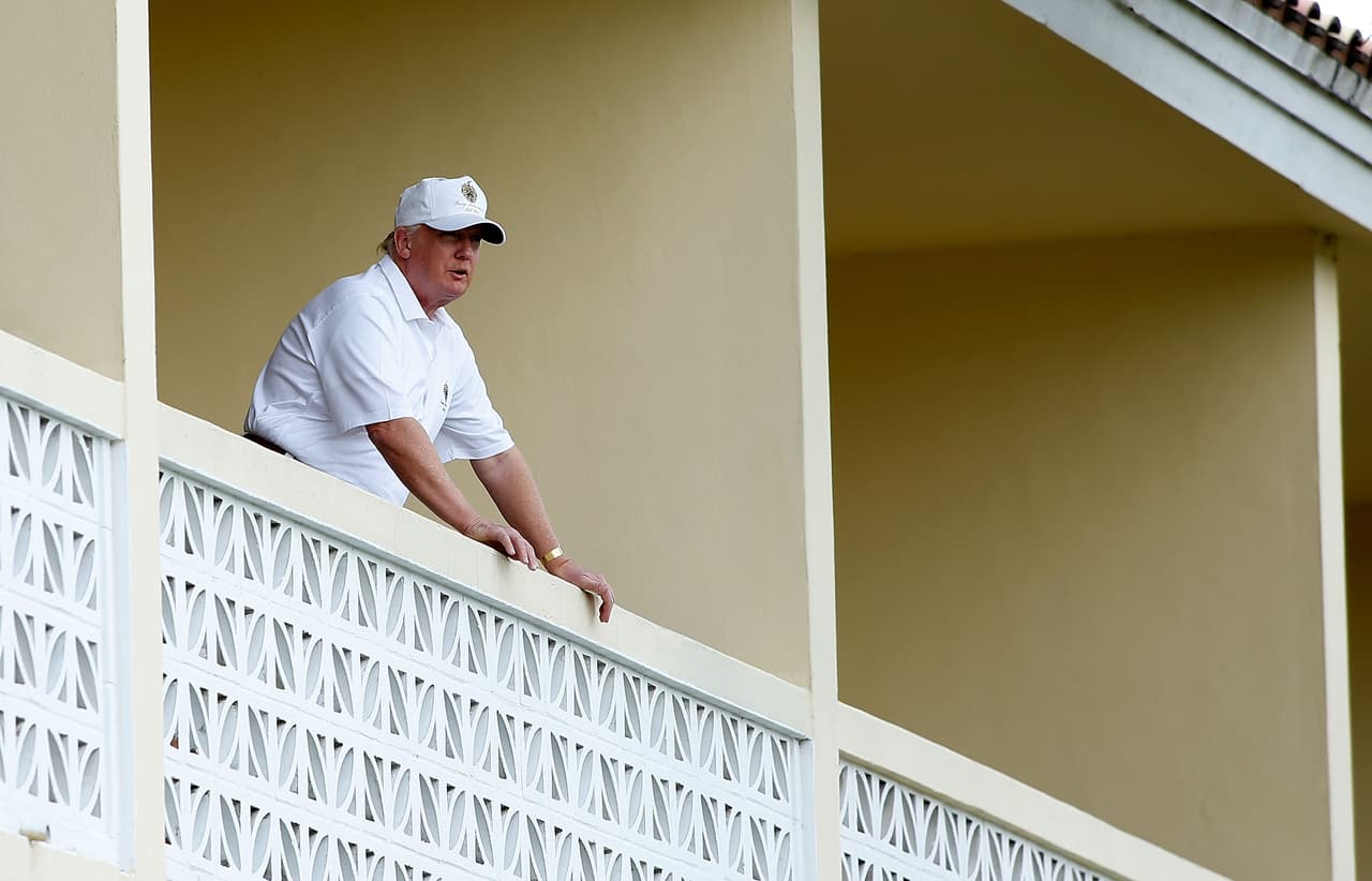 Donald Trump mira la práctica de los golfistas asistentes al campeonato mundial de golf Cadillac, en su club de Doral, Florida, en 2013.