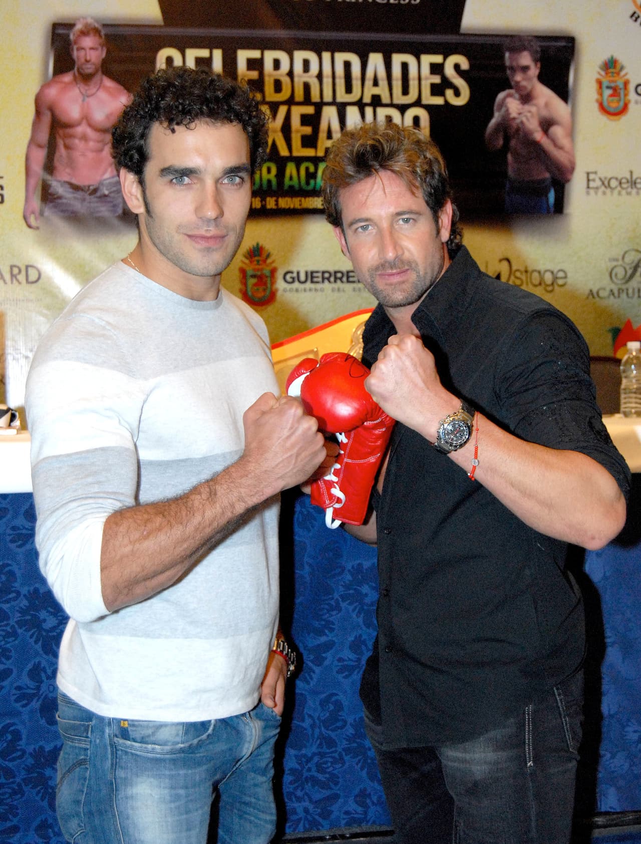 Además, es un fanático del boxeo. Al lado de amigos como Marcus Ornellas o Agustín Arana, ha participado en sesiones arriba del ring. El actor declaró para la agencia 
<i>Notimex</i> que "el box me ha hecho más seguro, de niño era muy tímido, además con el deporte se atacan problemas sociales como el alcoholismo y la drogadicción".