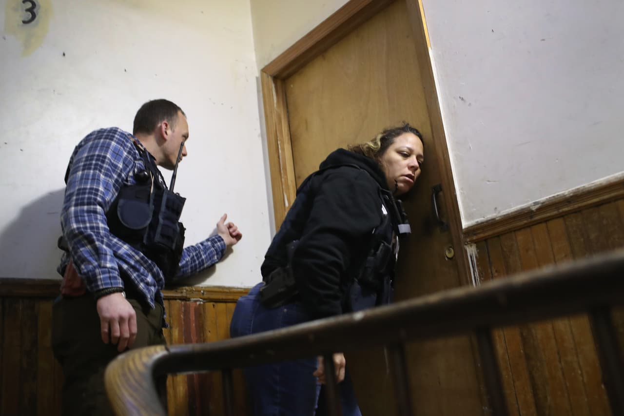 Una agente de ICE verifica si hay personas en una residencia blanco de una redada de inmigración en Nueva York, en abril de 2018. Foto de archivo.