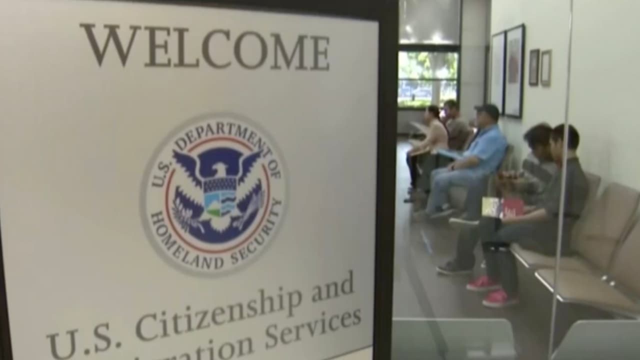 “Es importante que los indocumentados paguen impuestos para poder demostrar el tiempo que la persona ha estado en el país, por ejemplo si califica para una cancelación de deportación o para probar que tiene un buen carácter moral”, explicó Mintz.