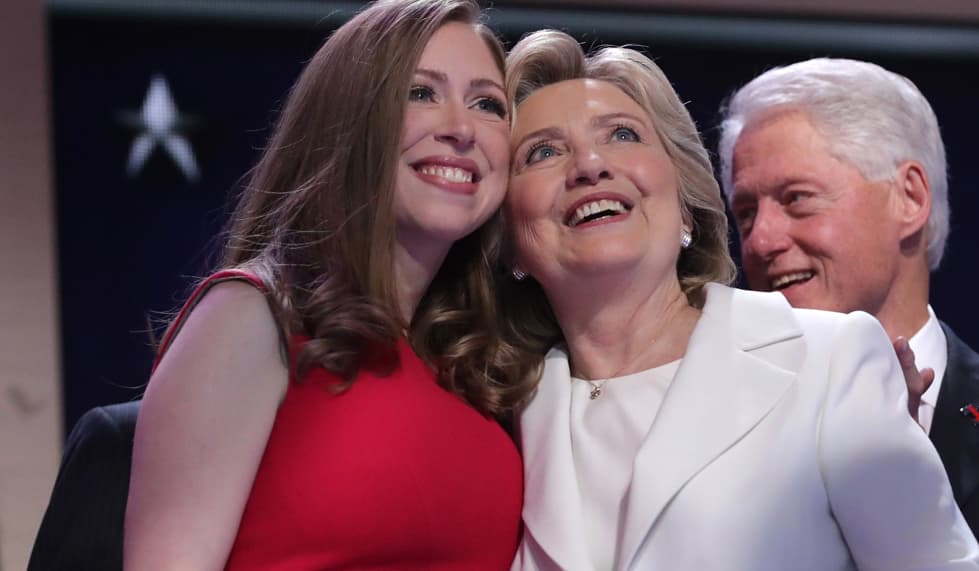 “Hemos alcanzado el momento para que nuestra nación camine en perfecta unión. Es la primera vez que un partido nomina a una mujer para presidente. Estoy parada aquí como la hija de mi madre y la madre de mi hija. Que este día haya llegado me hace muy feliz --y estoy feliz también por los chicos y los hombres porque cuando caigan las barreras en EEUU, se derrumban para todos”, Hillary Clinton, Convención Demócrata, 28 de Junio 2016.