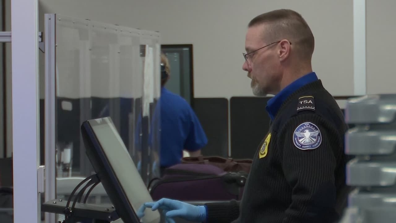 Trump amenaza con enviar agentes de ICE a aeropuertos en Estados Unidos