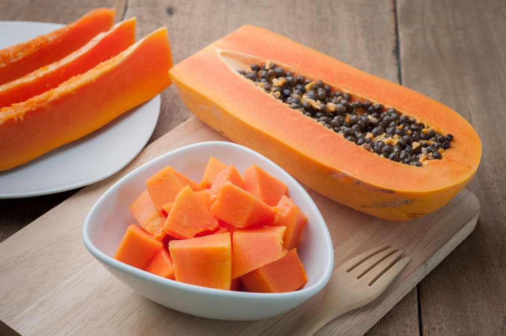 Sabemos ya que la papaya es un excelente laxante, pero a muchas personas no les gusta su sabor. Si quieres todavía recibir esos beneficios, en lugar de comerte la fruta, prepárate este té con sus hojas, que también ayudan a los problemas de estreñimiento gracias a su gran cantidad de fibra.