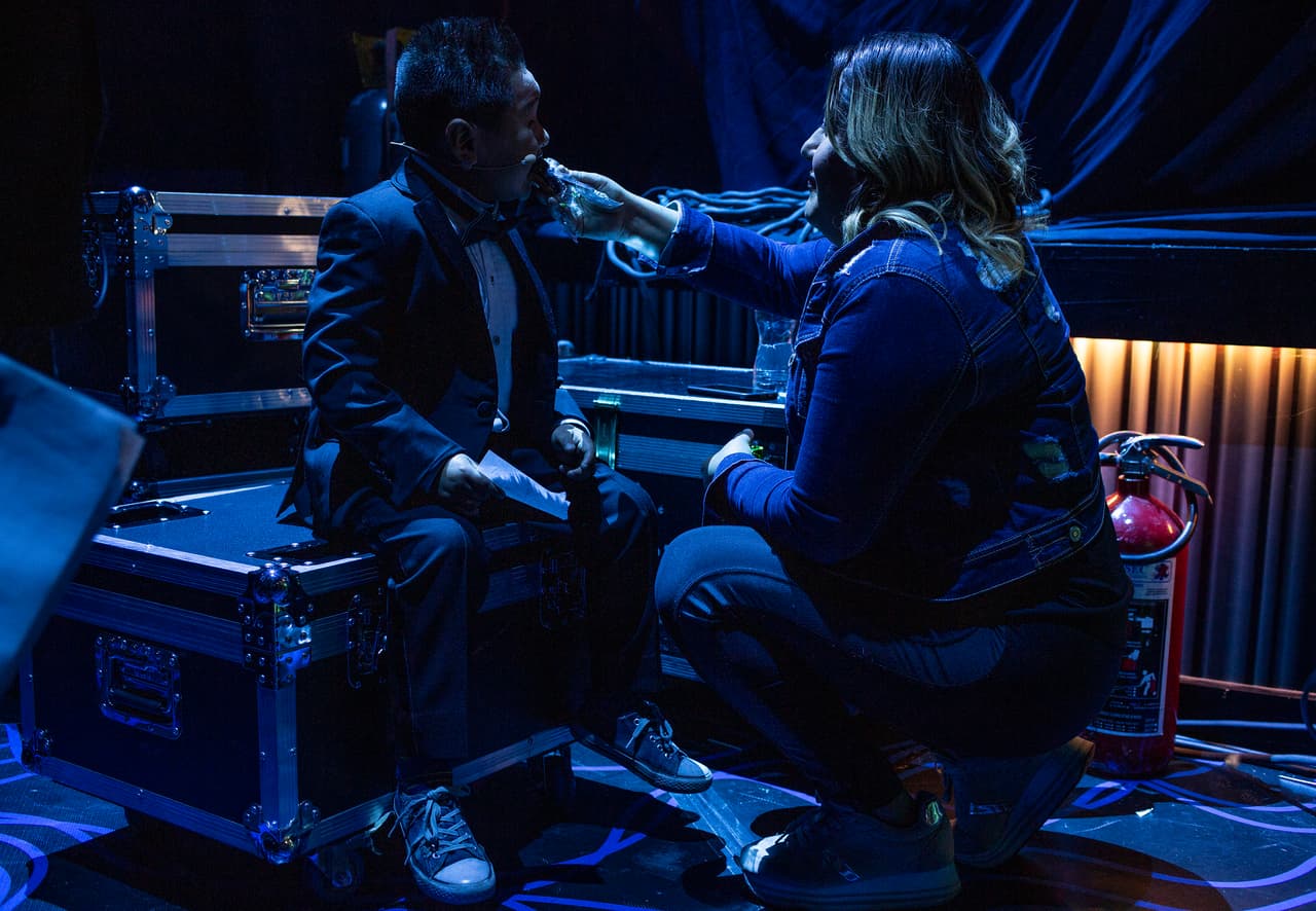 Su mami lo acompañó todo el tiempo en su primer programa como conductor y esta foto retrata el apoyo incondicional que le da su madre en esta nueva faceta.