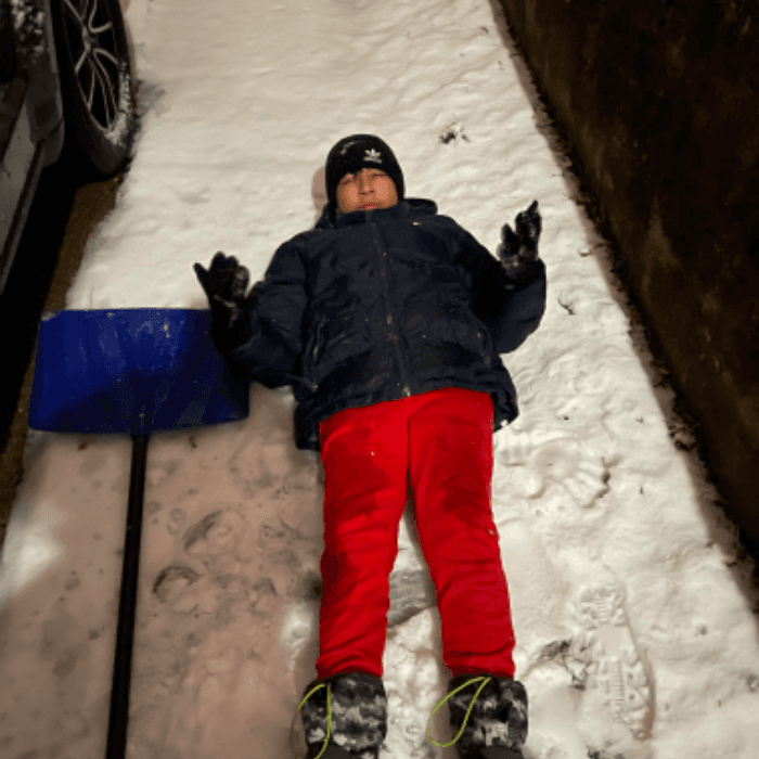 Ángel López compartió la foto de un niño jugando en la nieve.