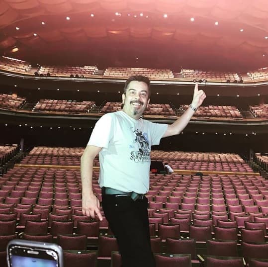 Recientemente, el actor montó junto a su hermano Óscar la pastorela 'Alitas a la diabla' como parte del proyecto final de su escuela de actuación,
<b> <a href="https://www.xpresionartistica.com.mx/" target="_blank">Xpresión Artística</a></b>.