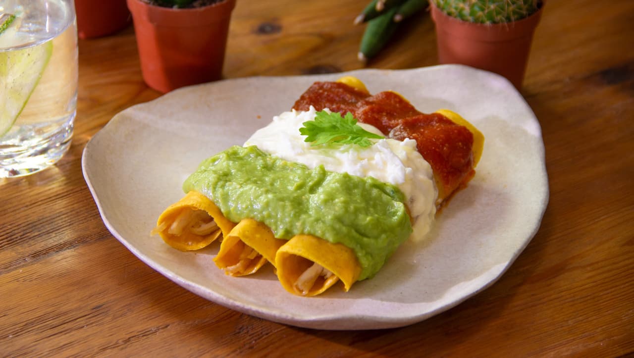 Deliciosas flautas tricolor para celebrar a México