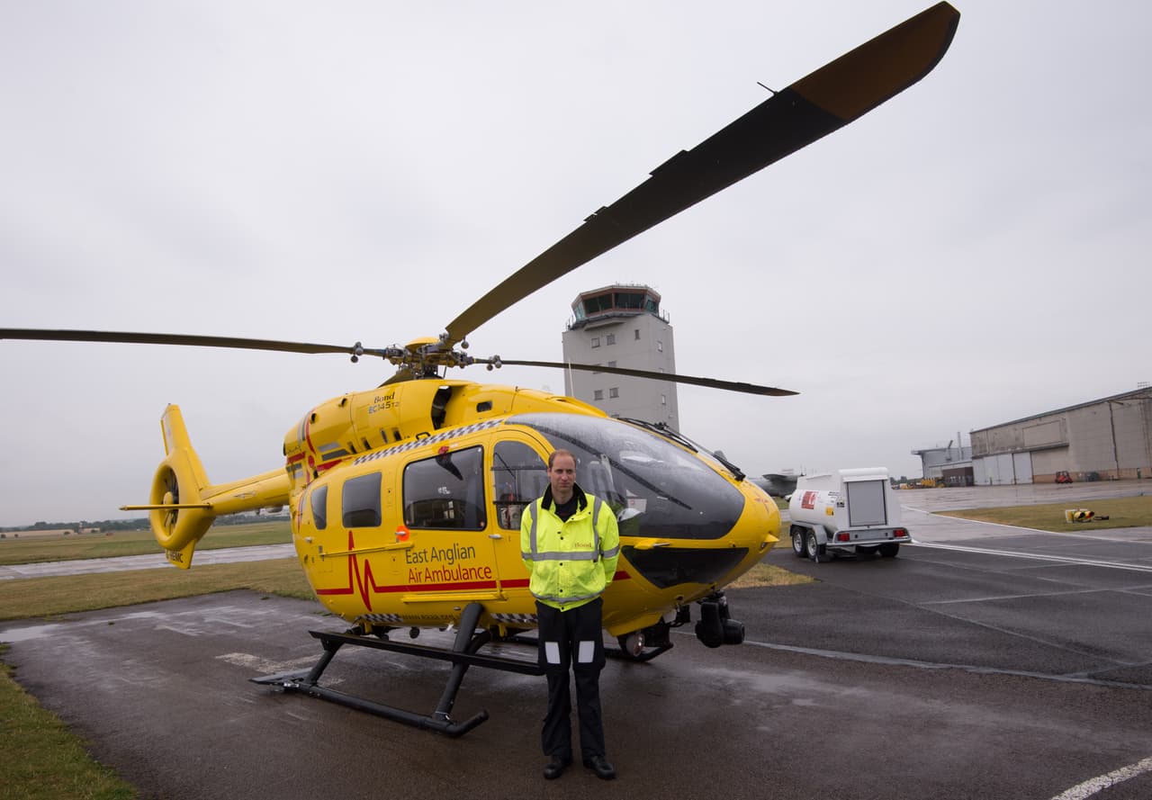 El príncipe William comienza su nuevo trabajo como piloto de ambulancia aérea.