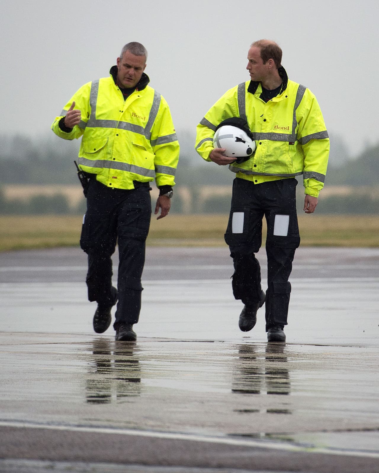 El príncipe William comienza su nuevo trabajo como piloto de ambulancia aérea.