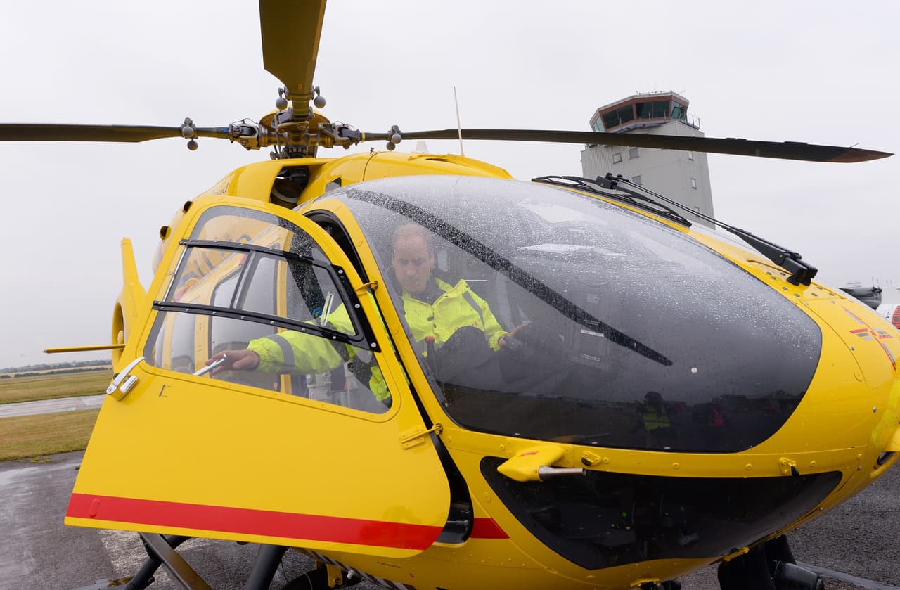 William piloteó su helicóptero ambulancia para socorrer a un herido.