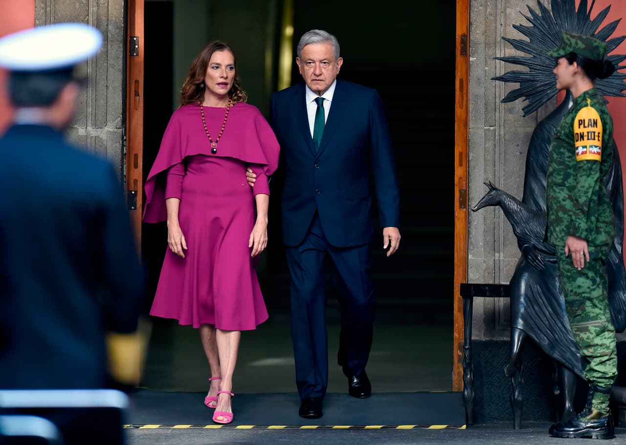 AMLO y su esposa Beatriz al llegar a la presentación del reporte anual del presidente en el Palacio Nacional el 1 de septiembre de 2020.