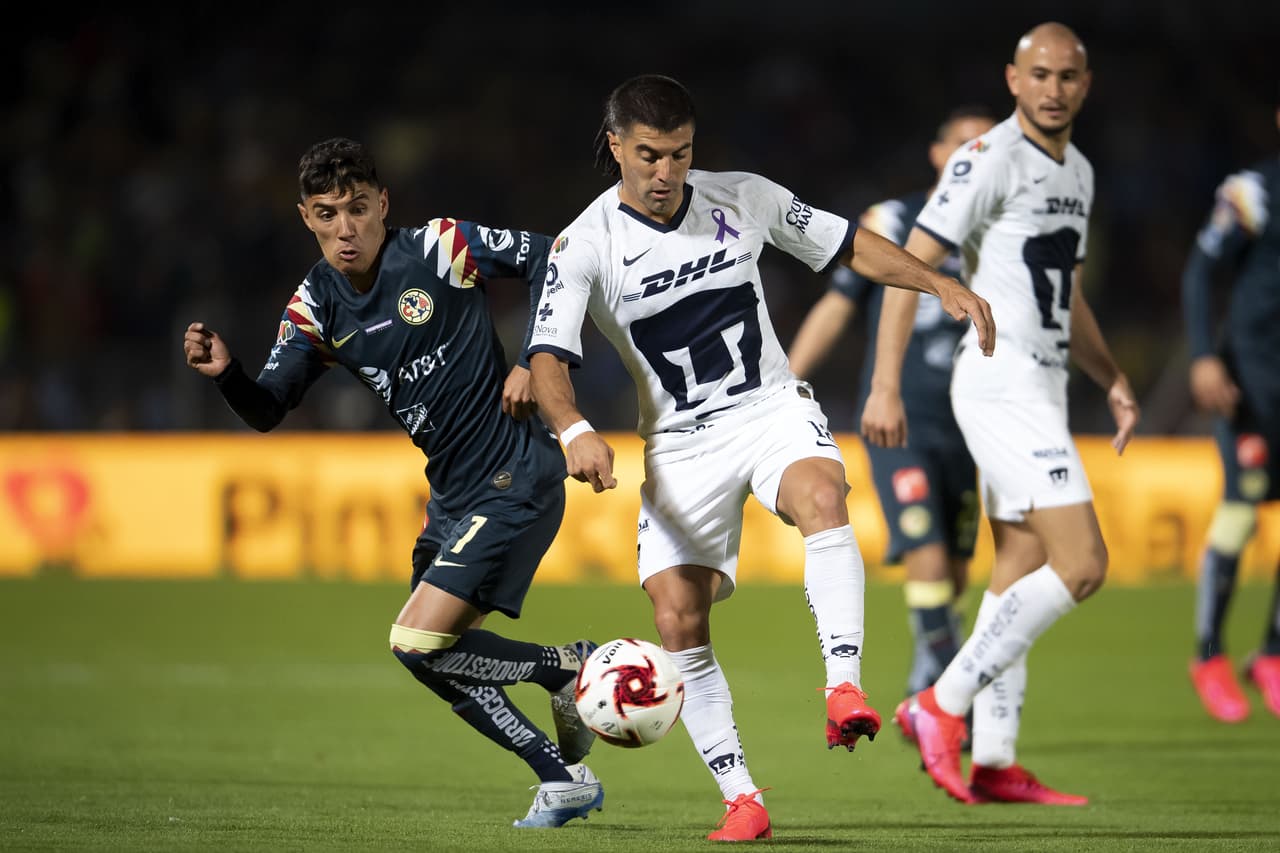 Leonardo Suárez presiona a Johan Vázquez, roba el balón y recibe la falta.