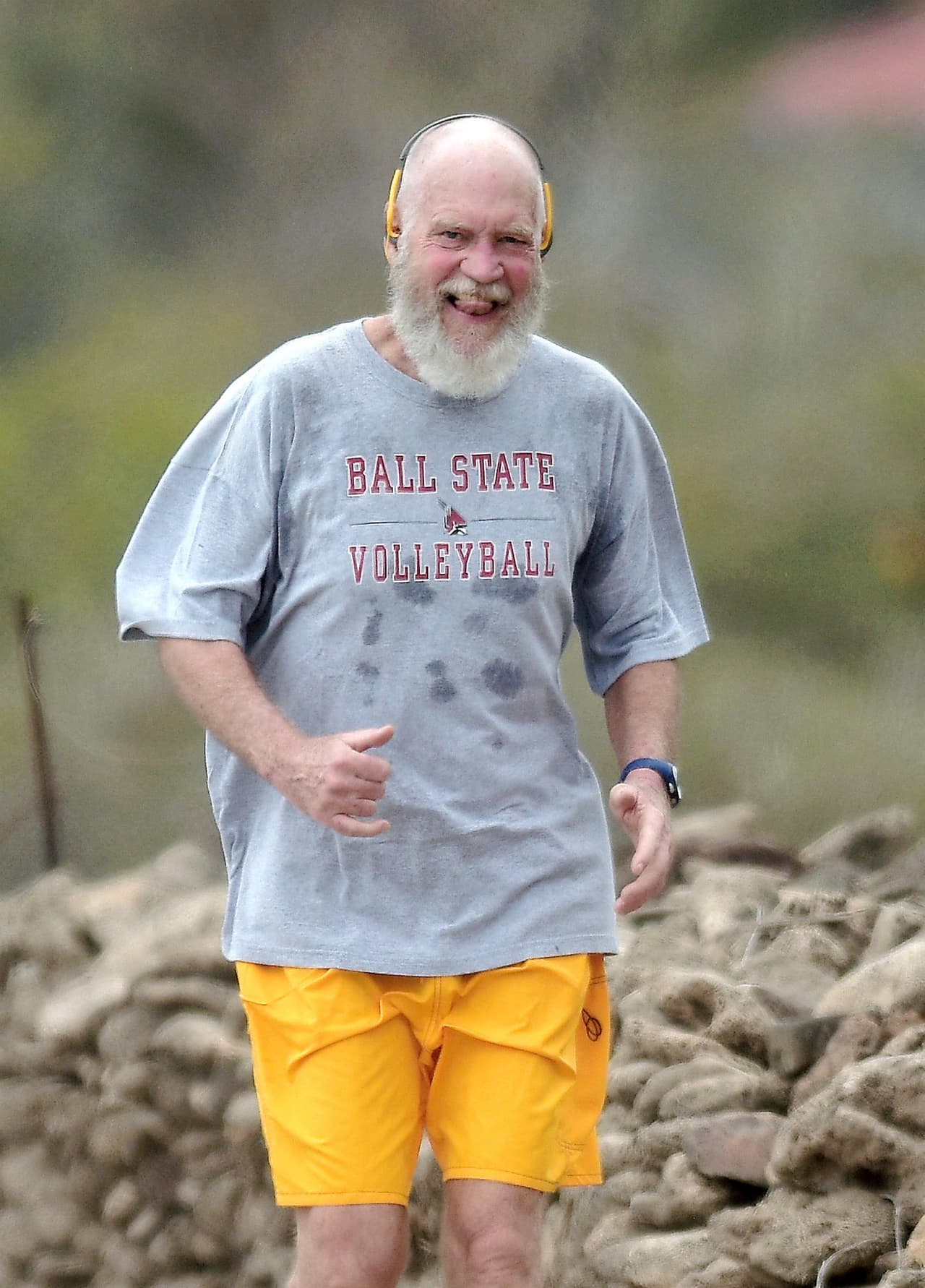 Ya sin cabello y con una larga barba blanca, cual Santa Claus.