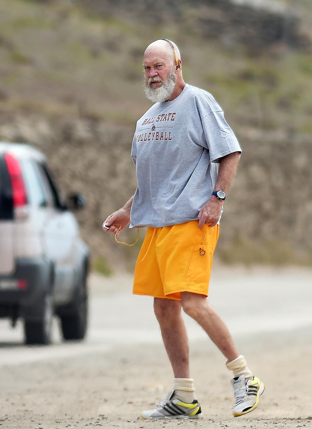 Regresó a su auto tras unos momentos.