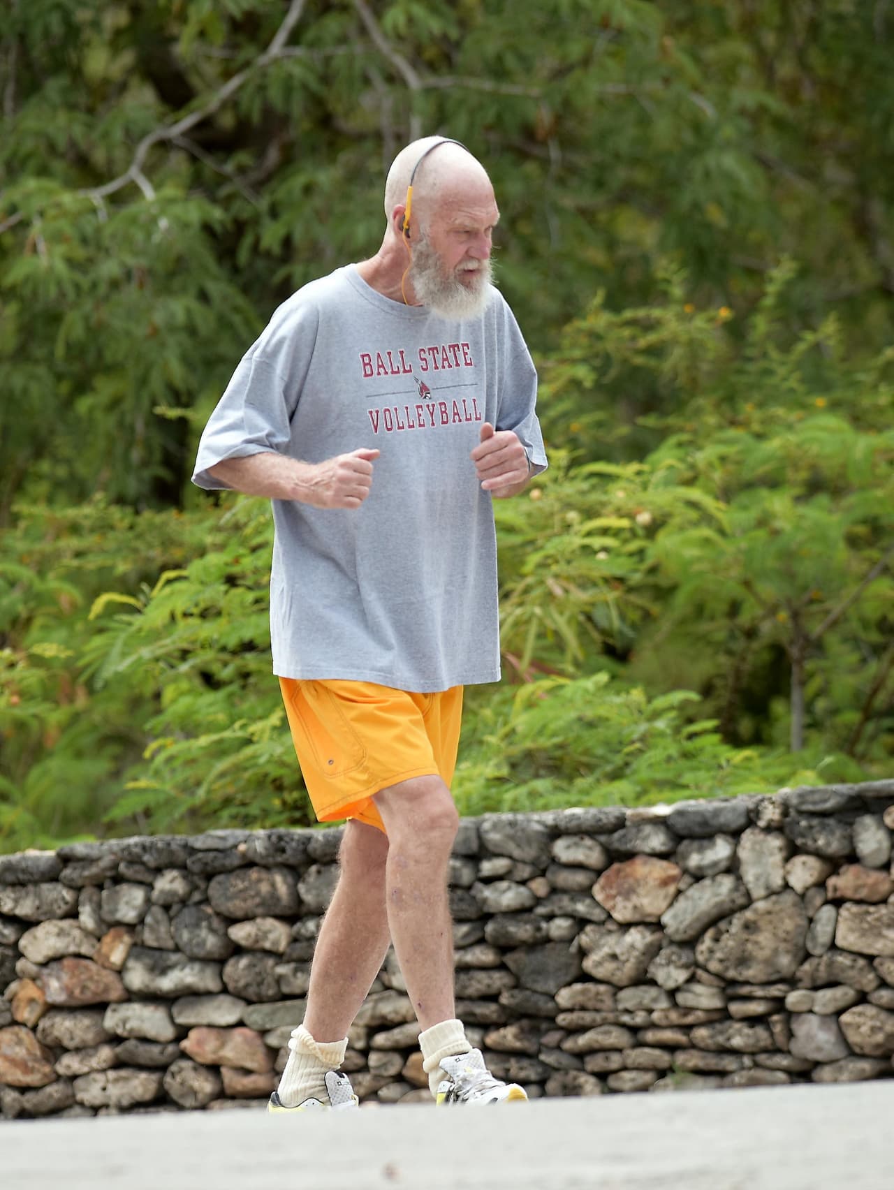 En shorts y playera, el ex presentador disfruta de su retiro.