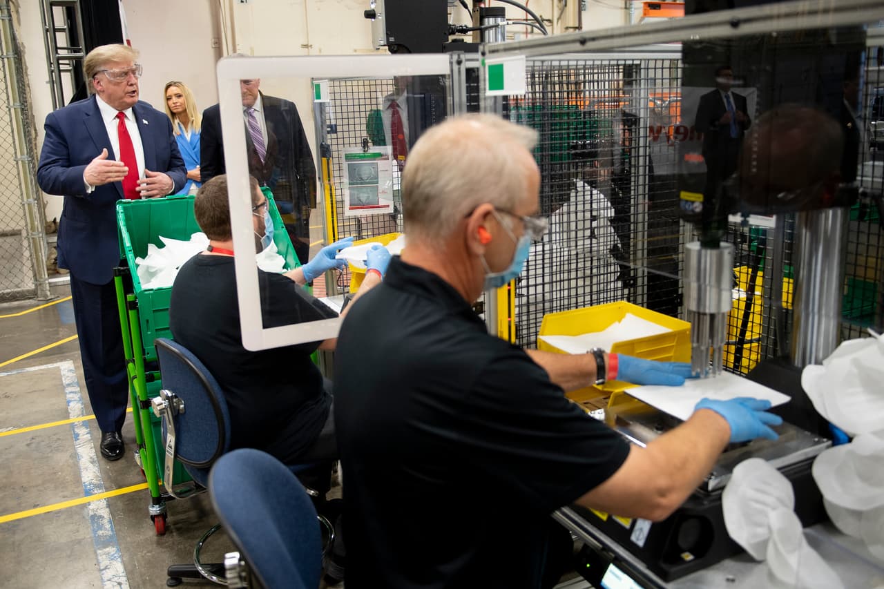 El presidente Donald Trump llegó este martes a Phoenix para visitar la planta Honeywell, una empresa multinacional dedicada a la construcción de motores para aviones que dio un giro a su producción para elaborar máscaras N-95 que necesita el personal médico y de primera línea en medio de la pandemia del coronavirus.