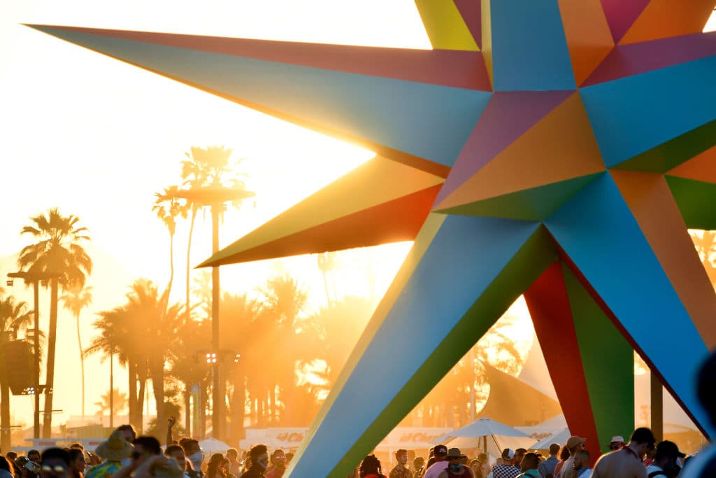 Gigantescas obras de arte son desplegadas en el terreno para un escenario de otro mundo.