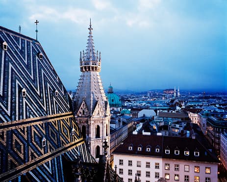 <b>1. Viena, Austria. Por segundo año consecutivo, esta ciudad ocupa el primer lugar en la lista de las 10 mejores ciudades del mundo para vivir</b> al obtener la puntación más alta en categorías como estabilidad, cultura y medio ambiente, educación e infraestructura y atención médica. Se encuentra en la zona este del país, sobre el río Danubio y ha sido hogar de personajes de la historia como Mozart, Beethoven y Sigmund Freud. 
<br>