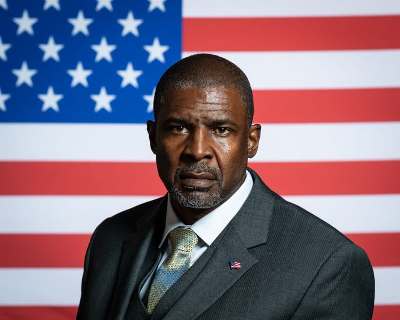 <b>Paul Morrow, veterano del ejército y empresario</b>. Al finalizar el servicio militar comenzó un exitoso negocio y hoy está construyendo una nueva planta de concreto en Montgomery, Alabama. Su iniciativa empresarial formará parte de las empresas que contratará la Fuerza Aérea en la zona. Fue invitado por Donald Trump.
<br>