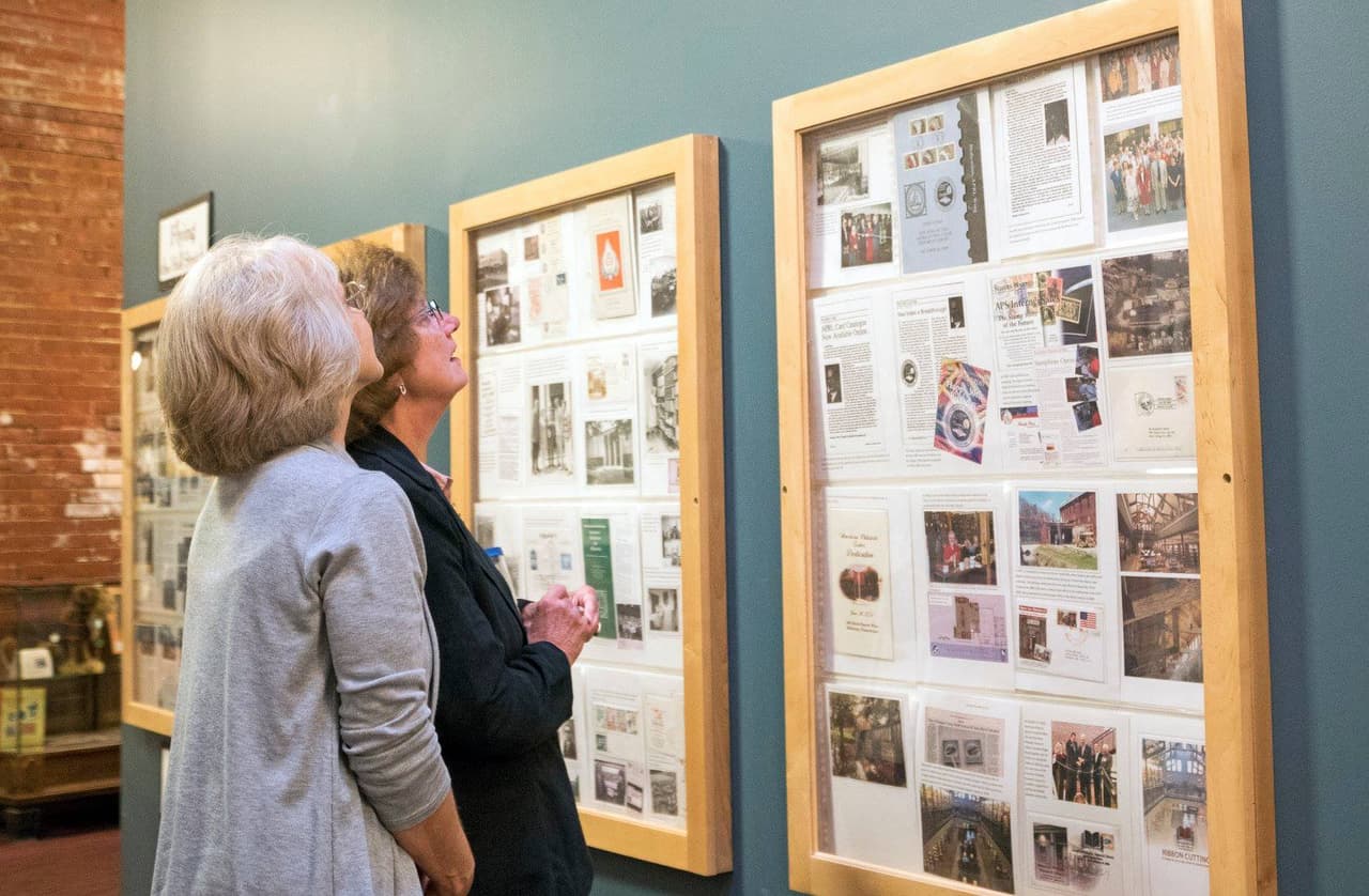 <b><a href="https://stamps.org/">American Philatelic Center (Bellefonte)</a></b>. Sede de la Sociedad Filatélica Estadounidense, la organización sin fines de lucro más grande del mundo para coleccionistas de estampillas, el Centro es en parte museo, en parte biblioteca de investigación y la sede de renombre para los aficionados a la filatelia en todo Estados Unidos.
<br>
<br>
<b><a href="https://goo.gl/maps/o1fSUEvyVibA6zjcA">Cómo llegar</a></b>