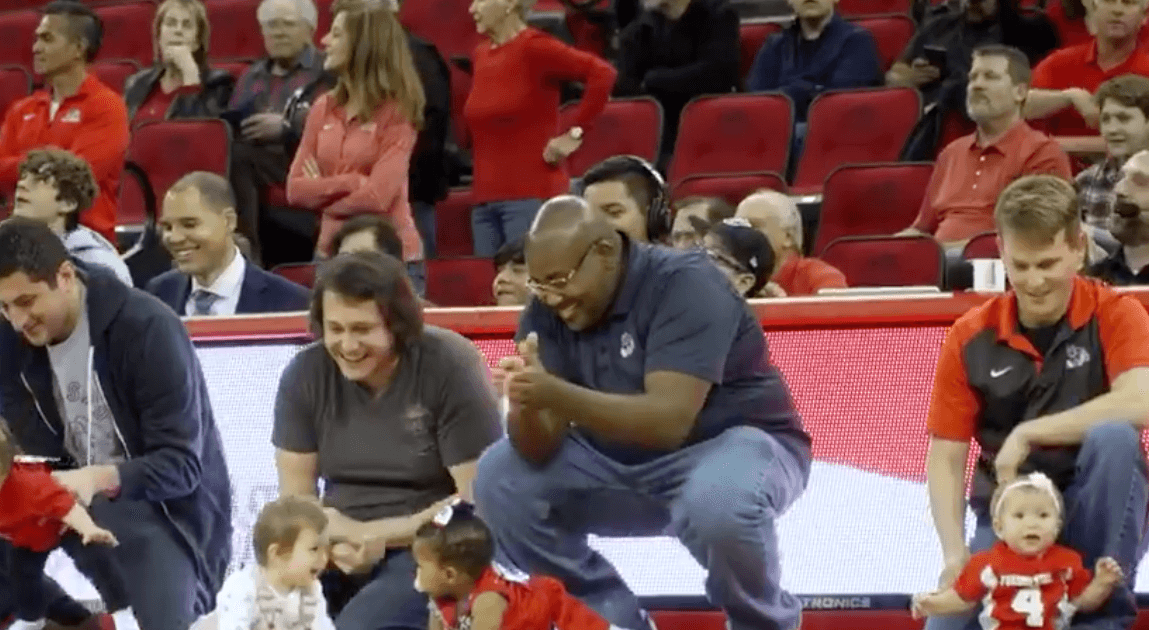 La instancia sirvió para socializar entre los pequeños que aún no aprenden a caminar y se mueven con sus manos y sus pies.