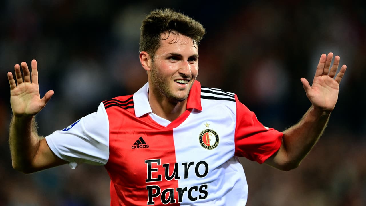 Santi Giménez es llamado "peleador callejero" en los Países Bajos