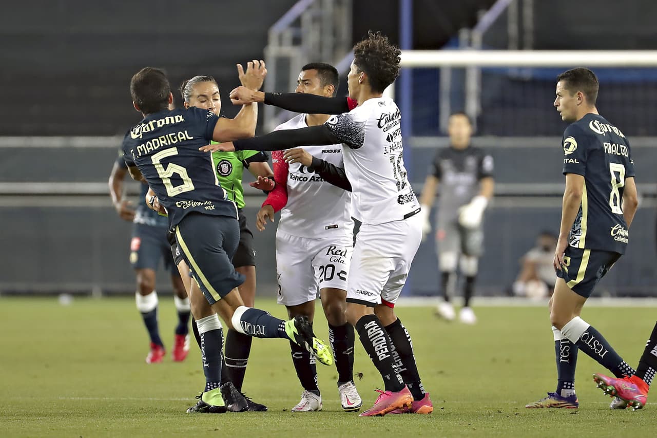 El poco o nulo futbol cedió ante la bronca entre Madrigal y Torres en la recta final de la primera parte.