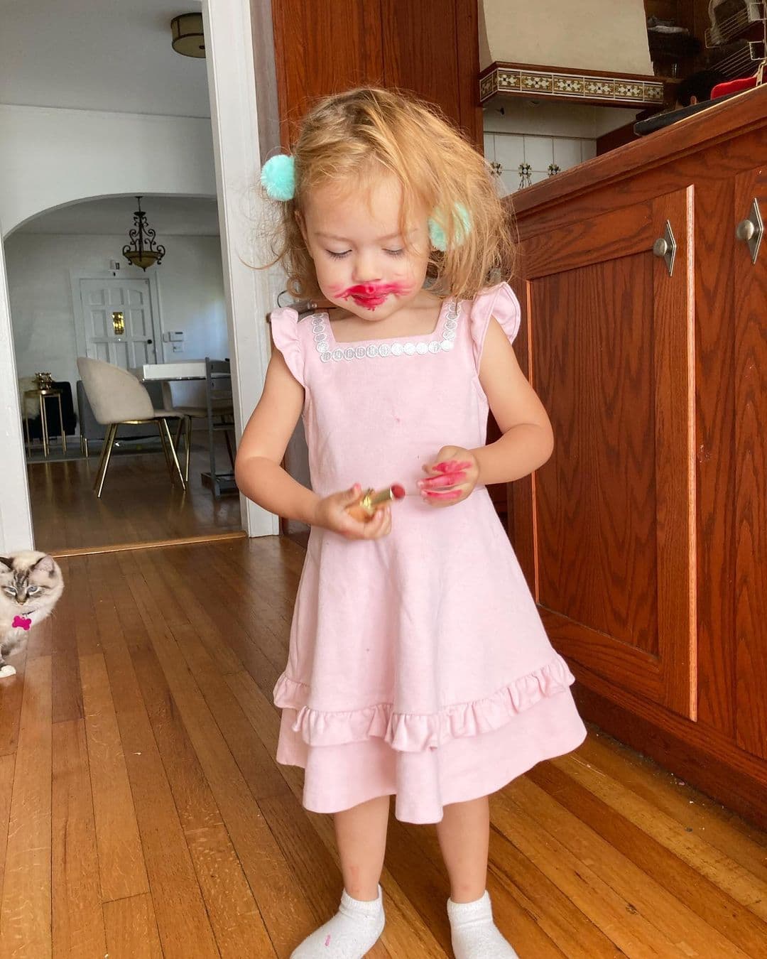 Las ocurrencias de Chloé la sacan de la rutina. "¡Ay mamá! Esto pasó en segundos esta mañana. Se podrán imaginar cómo fue de complicado quitarle el labial de la carita", expresó Carolina Sarassa junto a las imágenes.