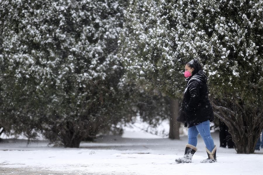 Este es el 
<b>segundo apagón masivo en un mes y medio</b> que padece el país, pese a que el presidente de México, Andrés Manuel López Obrador, aseguró que una falla de estas características no volvería a suceder tras la ocurrida a finales de diciembre, cuando 10.3 millones de usuarios se quedaron sin luz. En la foto, una mujer camina por un parque de Ciudad Juárez el domingo por la tarde.