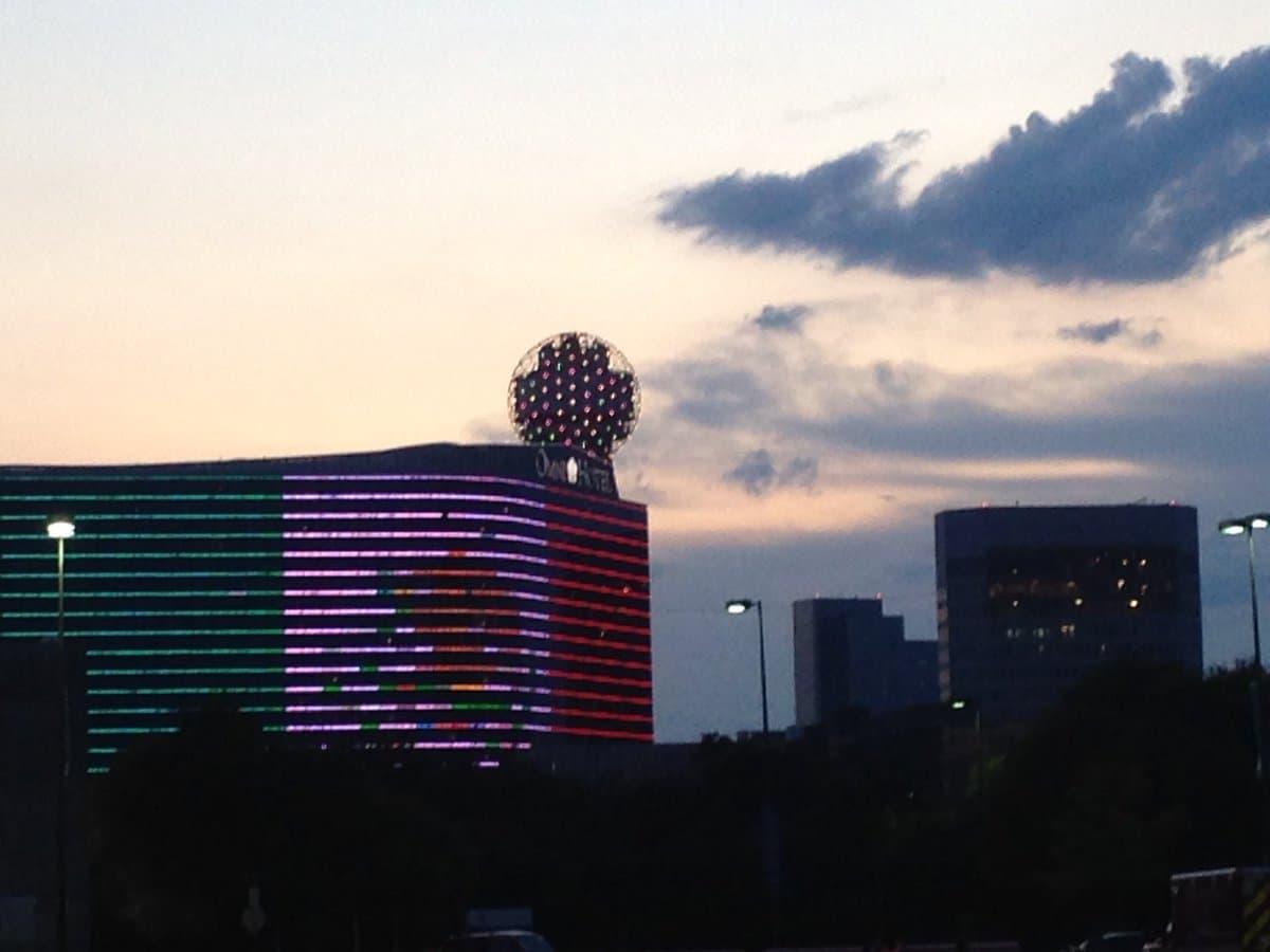Omni Hotel cubierto de la bandera mexicana