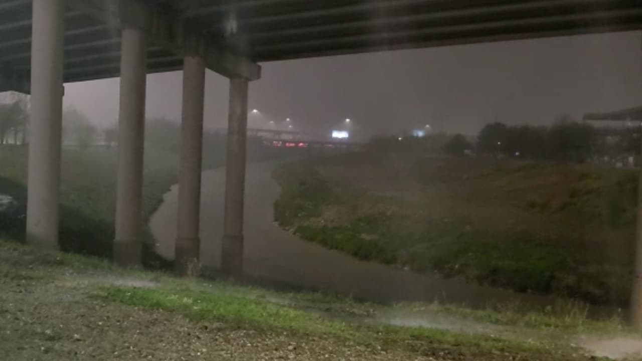 Los residentes de Houston amanecieron este martes bajo lluvias y tormentas eléctricas que causaron que varias calles se inundaran.