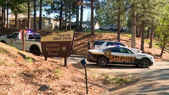 Dos agentes de la Oficina del Sheriff del Condado de El Dorado y un trabajador de Pacific Gas and Electric Co. (PG&E) resultaron heridos por disparos, junto con el sospechoso, durante un incidente ocurrido la mañana del jueves 12 de marzo de 2026 en una residencia de Mountain View Drive. El evento inició alrededor de las 7:25 a.m. cuando un equipo de PG&E reportó haber sido atacado a tiros, con un empleado lesionado.